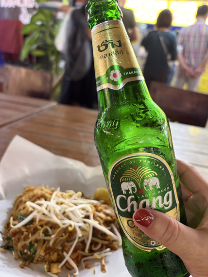 ホテル近くのナイトマーケットで、タイビールとパッタイ<br>楽しい二日目に乾杯！