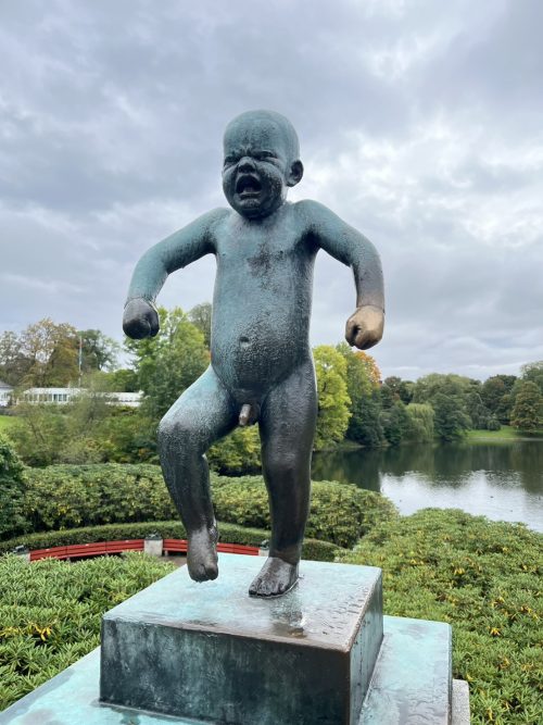 「怒りんぼう」の像前