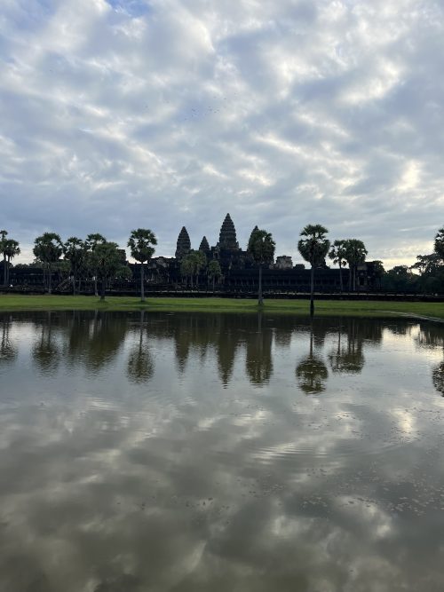 朝日を見に訪れたアンコールワット
