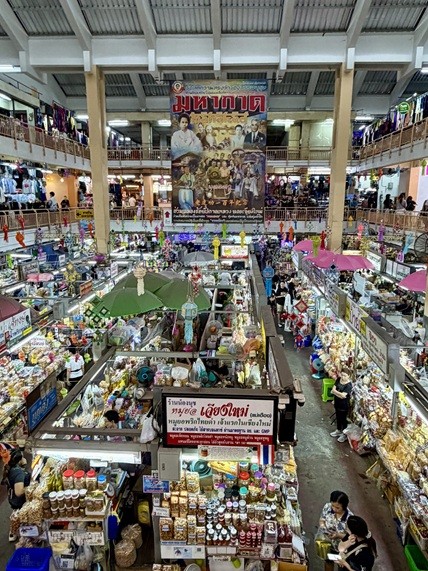 ワローロット市場のにぎわい！生活雑貨から食材まで何でも揃っています