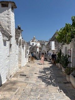 ジグソーパズルの絵柄の通り、白い石造りの街並み。