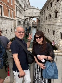 ベネチアらしい橋の上で写真を撮ってもらいました