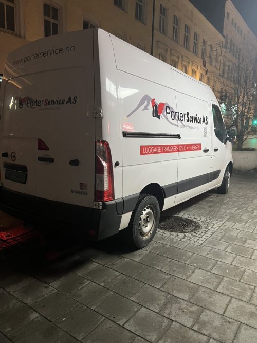 スーツケースをホテルからホテルへ届けてくれるポーターサービスのトラック