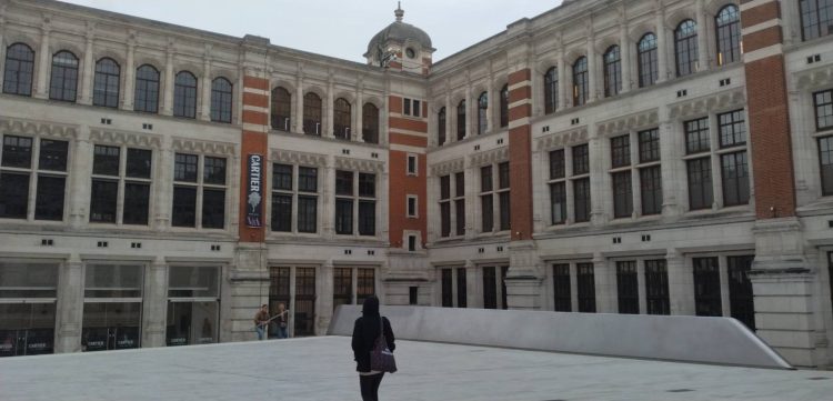 ロイヤル・アルバート博物館中庭にて