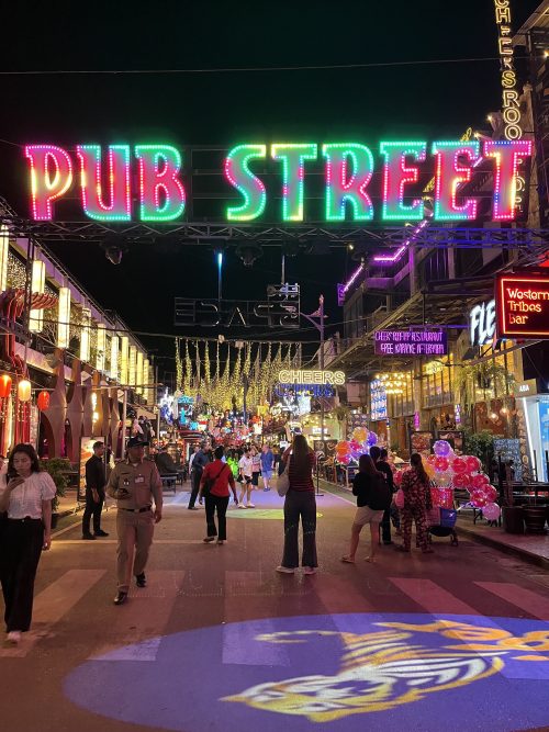 賑やかな雰囲気のパブストリート