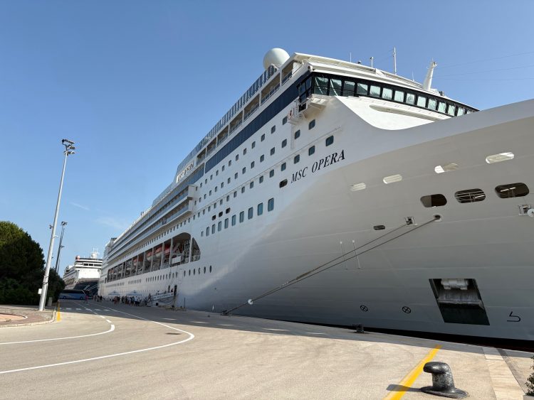 大きくて綺麗なクルーズ船でした。アドリア海に白の船体が映えます