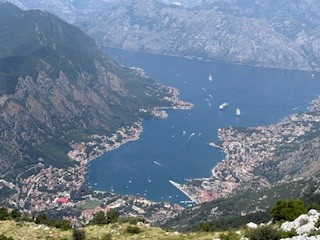 モンテネグロのコトルを上から流すように眺める港の景色