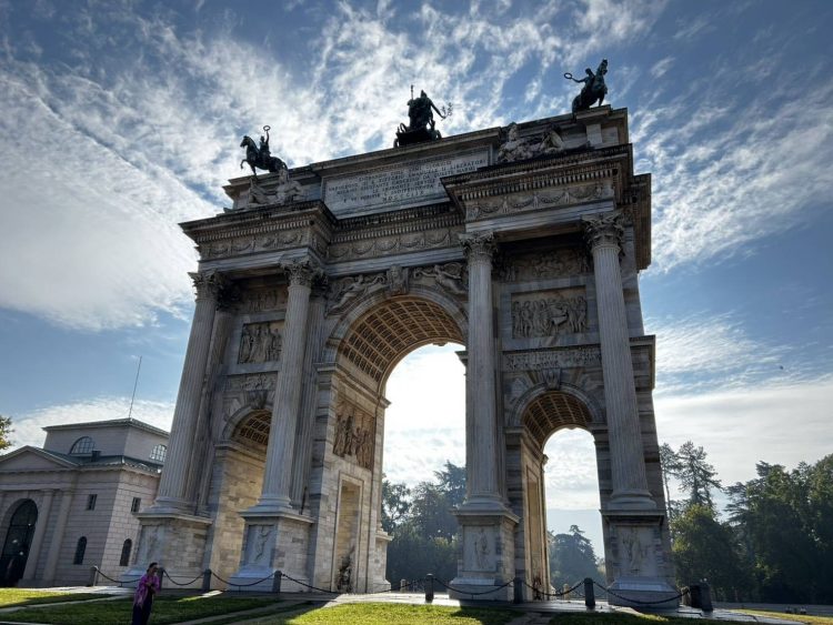 スフォルツァ城近くにある平和の門