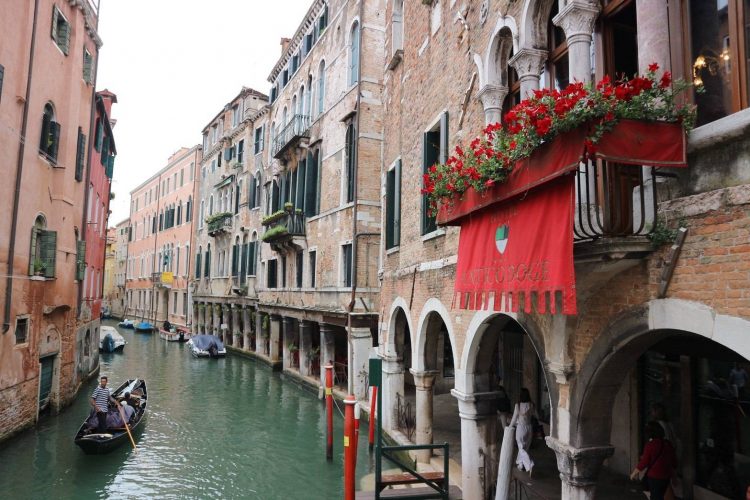 運河から眺めるベネチアの街並み