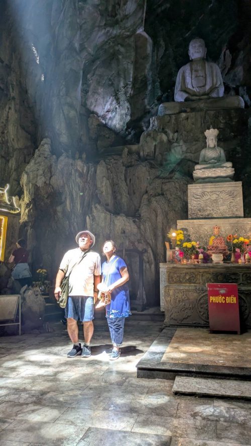 洞窟内に差し込み神秘的な光