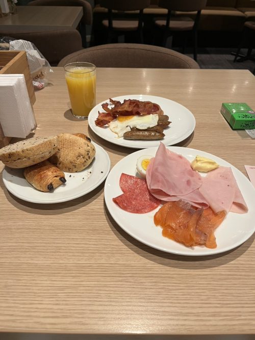 ベルゲンのホテルの朝食スモークサーモンがあった