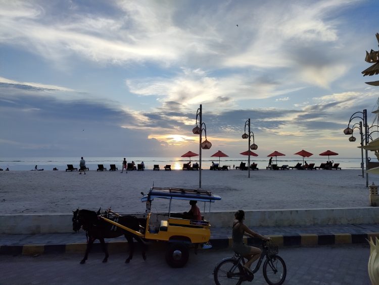 ホテル前のビーチ