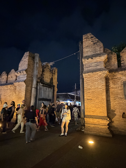 ターペー門前、明るくライトアップされていて、人通りも多く、女性一人でも安心