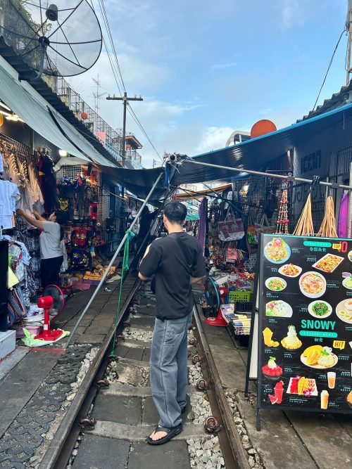 メークロン市場（電車が通過しない時間）