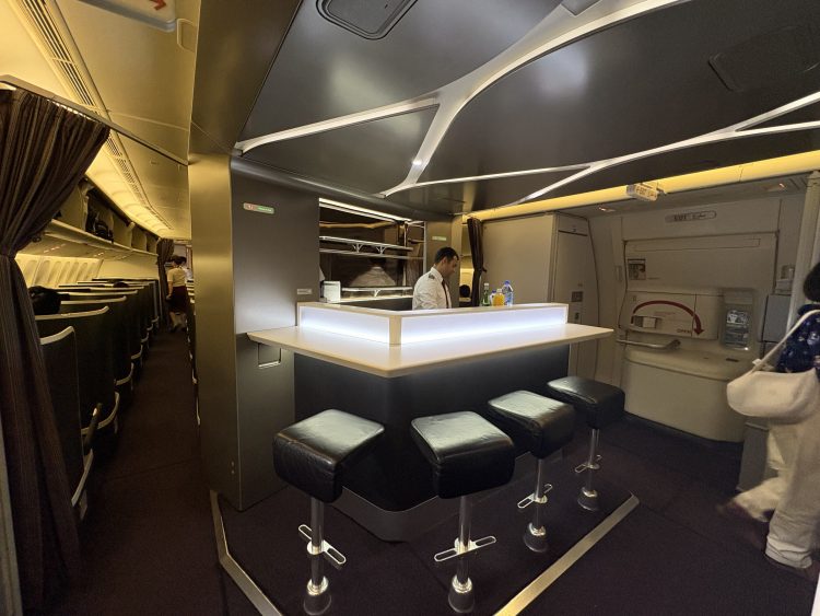 ビジネスクラスカタール航空のバーカウンター
