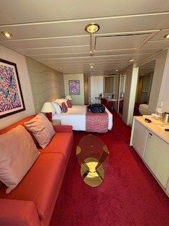 とても綺麗で豪華な客室。最上階、最先端でベランダから海を眺める景色も最高でした