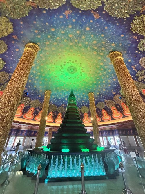 エメラルドに輝く塔が特徴的な寺院「ワットパクナム」