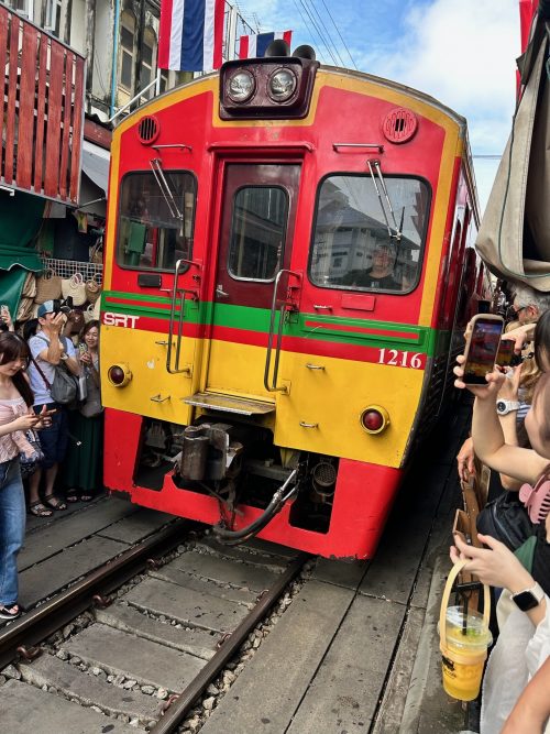 メークロン市場（電車が通過するとき）