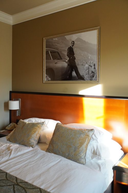 ホテルの客室にはいくつかの絵が飾られていました