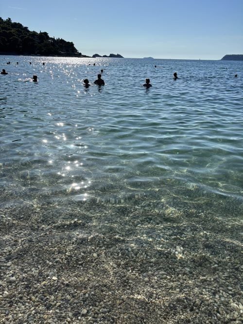 ホテルの目の前の海　砂浜ではなく砂利でした。とても綺麗な海で