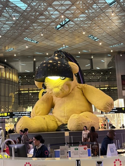 ドーハの空港にあるクマ