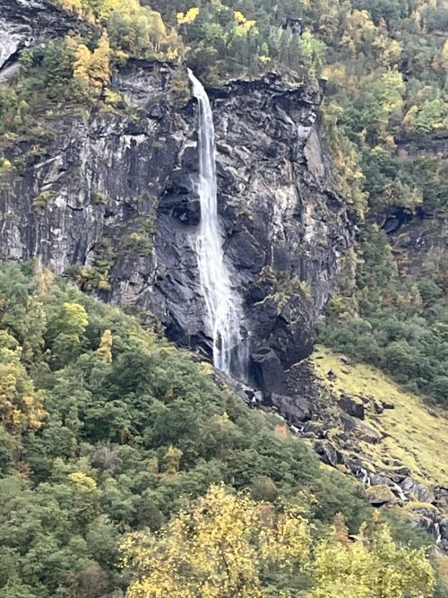 フロムに向かう途中の滝