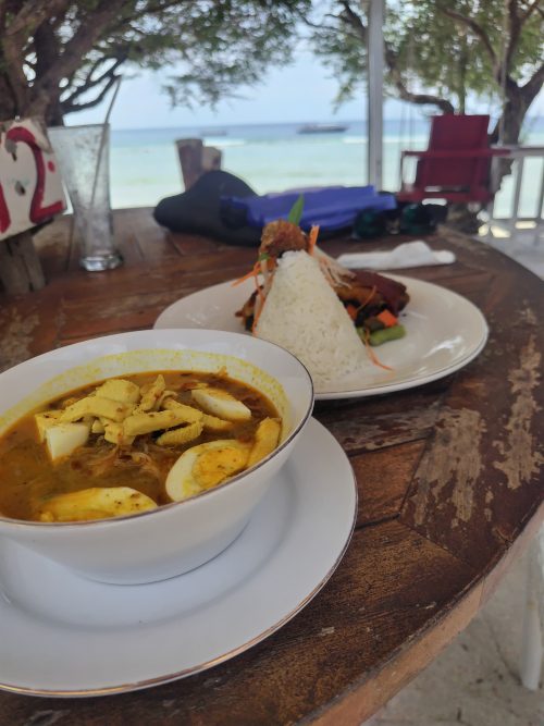 ビーチ沿いのレストランでランチ