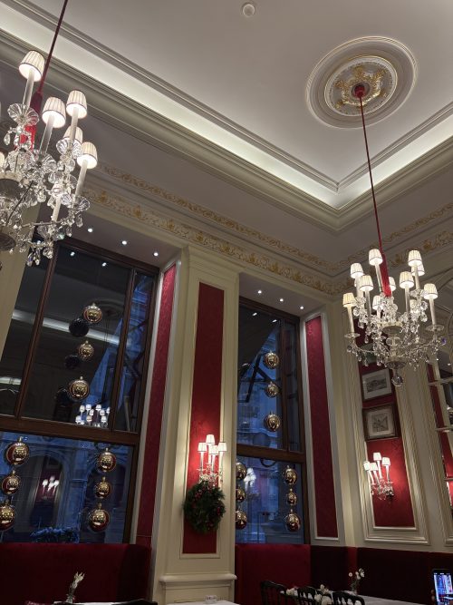 カフェザッハーの素敵な店内