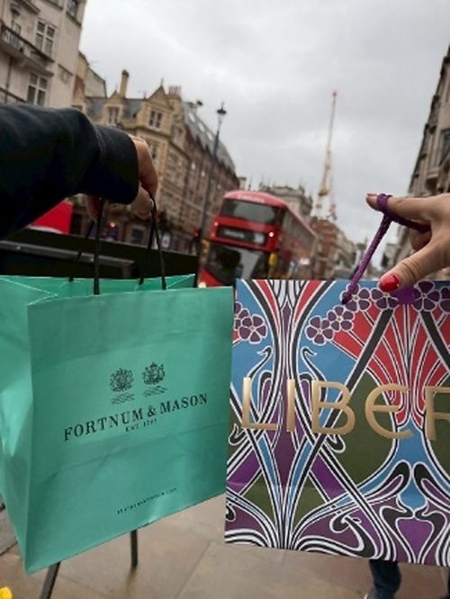 リバテｲロンドンで買い物も楽しむ