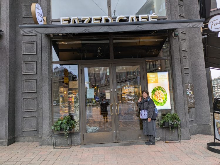 「Fazer　cafe」のお店前にて