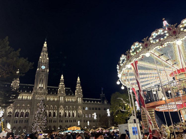 市庁舎前広場のクリスマスマーケット、観覧車もありました