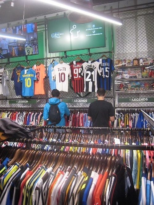 CLASSIC FOOTBALL SHIRTはものすごい数！さすが本場