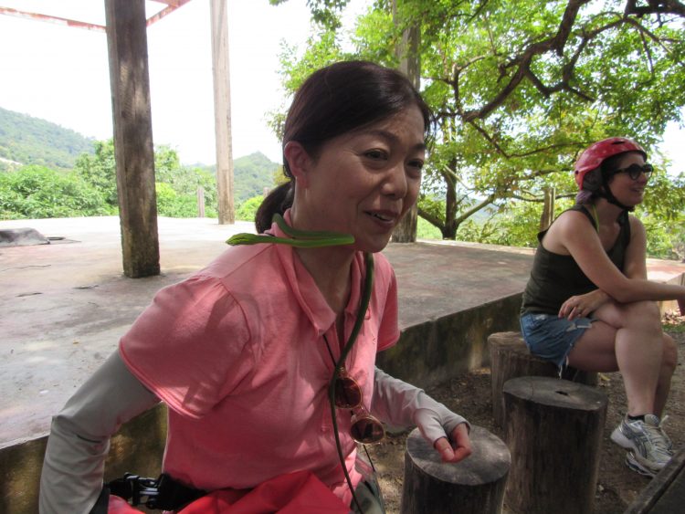 仙人が捕まえた蛇を、首に巻かれました。ビックリ