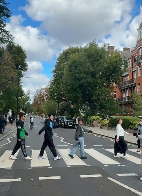 「ビートルズ」になったつもりで