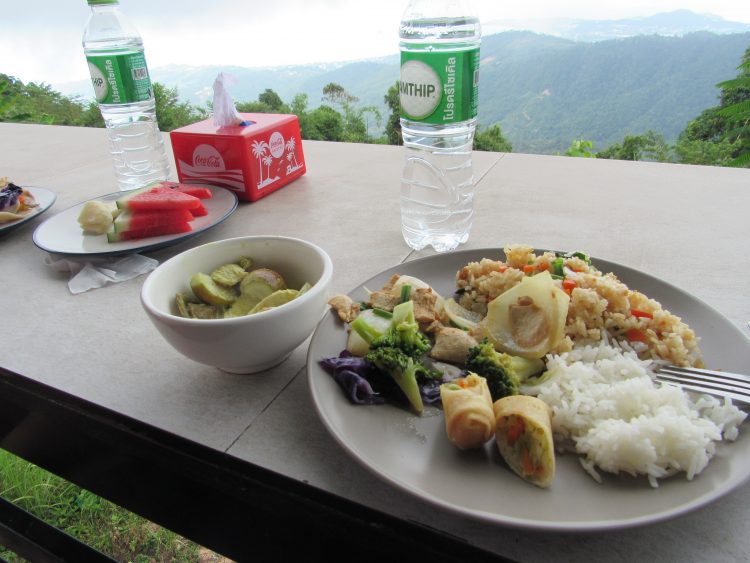 見晴らしの良い山の上のレストランでランチ