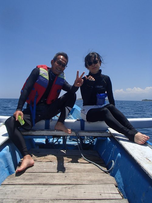 アイランドホッピング中に船上でパチリ