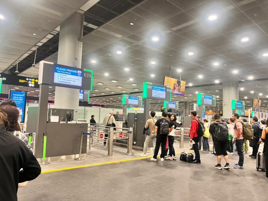 入国審査ゲートは外国人用とタイ国籍で分かれている