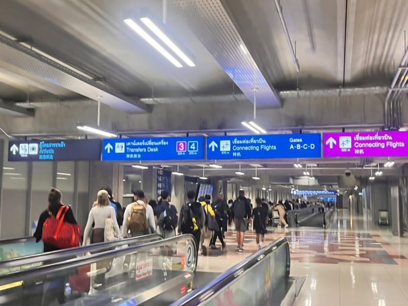 右折するとさらに動く歩道があるので直進する