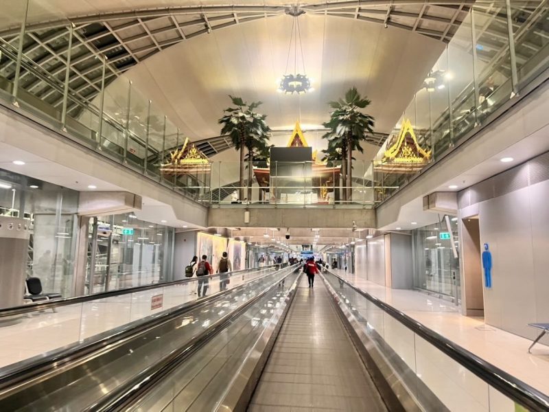 スワンナプーム空港で入国審査へ向かう通路の様子