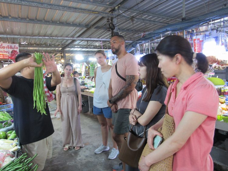 ローカルな市場で食材選びから