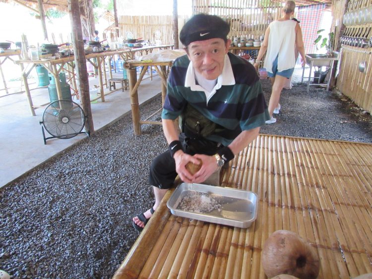 ココナッツの実を削り中