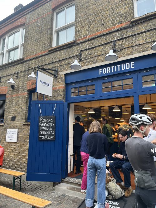 ホテル近くの有名なパン屋さん