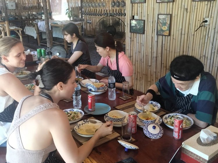 出来上がった料理をいただきます