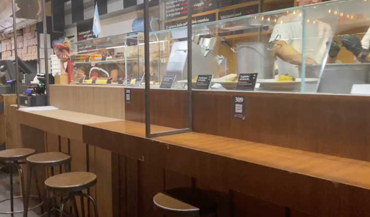 駅構内のフードコート