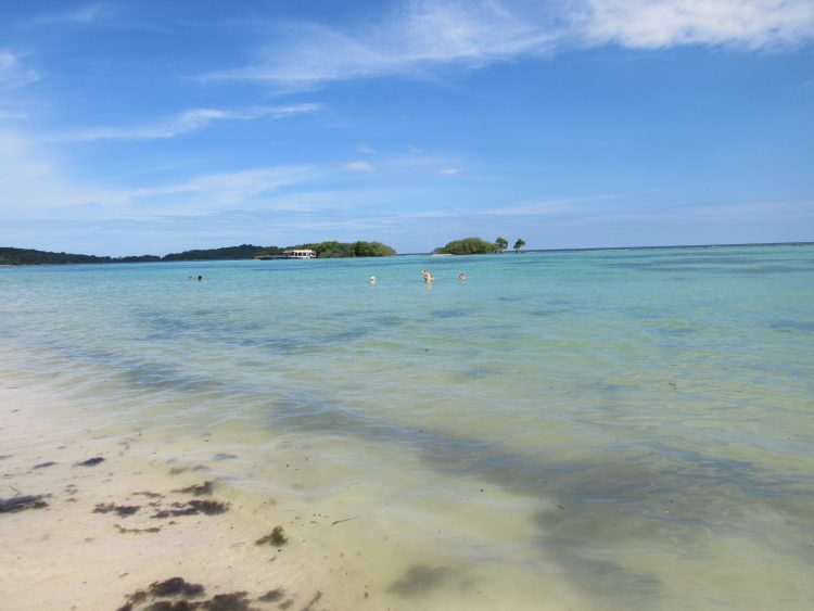 ホテル前の穏やかなビーチ