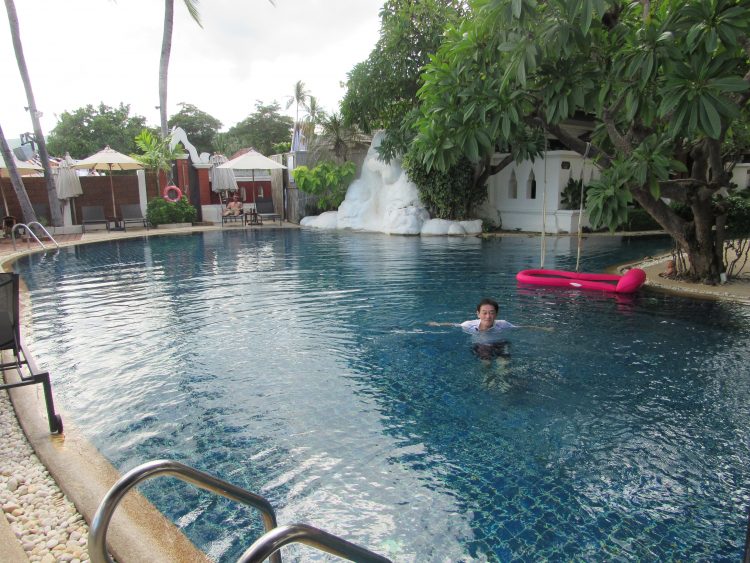 ホテルのプール