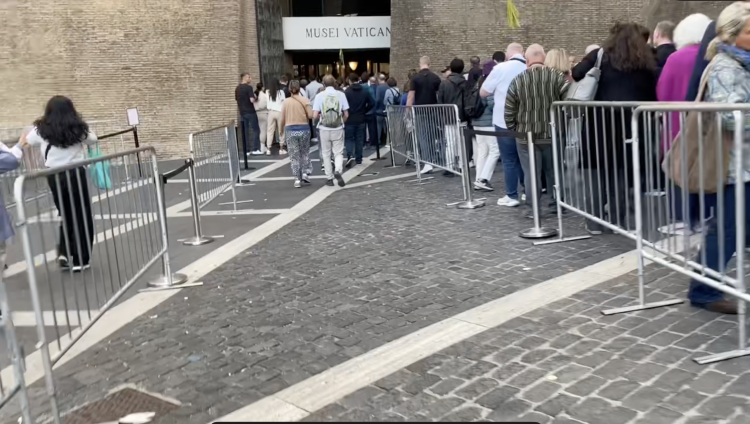 バチカン美術館 非常に混雑していました