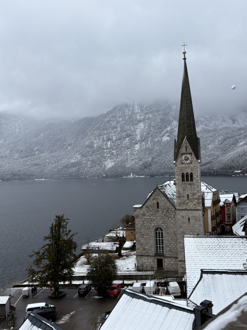 山と湖に囲まれた美しいハルシュタットの街並み