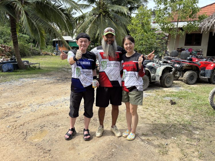 プレゼントでいただいたお揃いのユニフォームで記念撮影