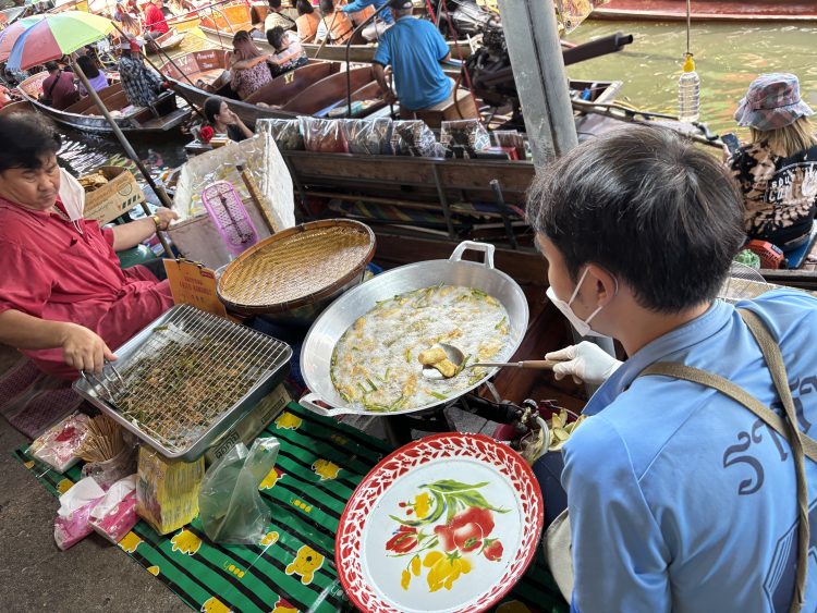 ガイドさんがバナナの天ぷら提供してくれました